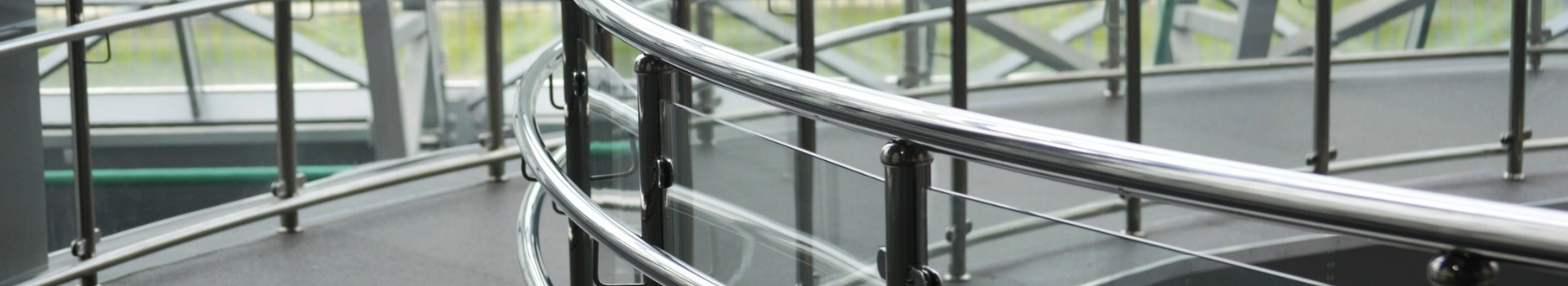 metalowa balustrada zabezpieczona szybą