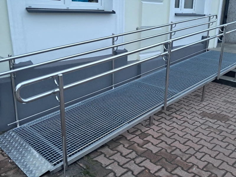 podjazd z balustradą