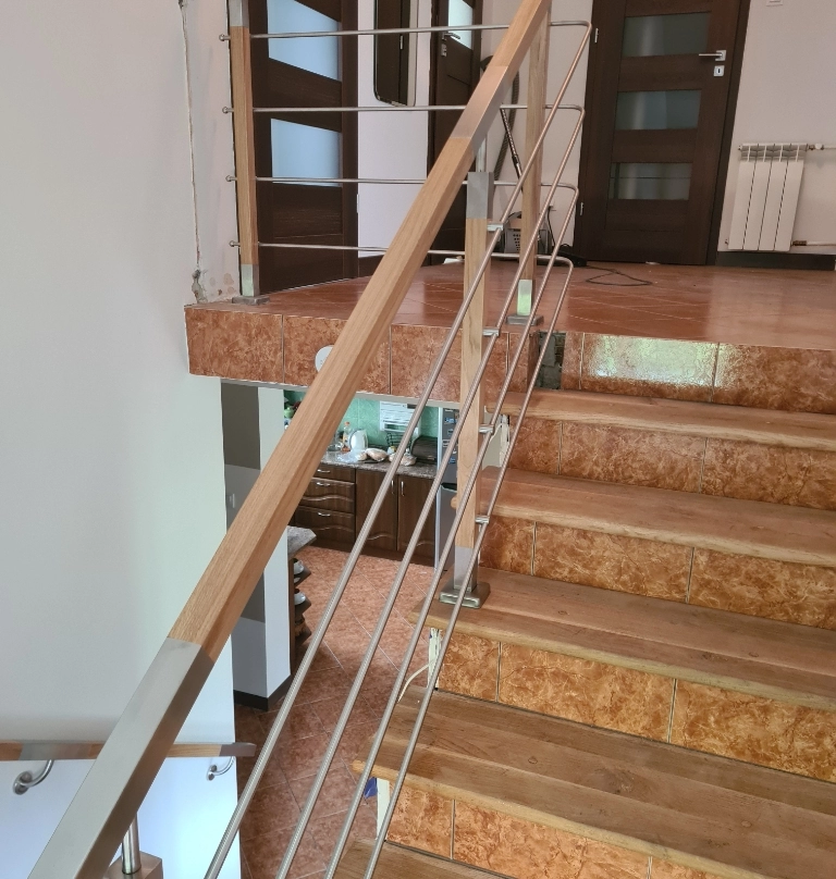 drewniane schody z balustradą